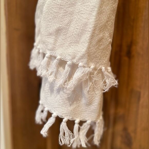 Beautiful Woven Scarf from Mexico with tassels - Picture 4 of 4